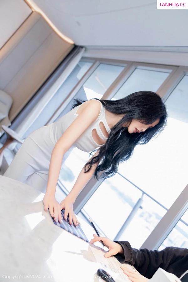 李浅浅  [XiuRen]高清写真图 2024.01.10 No.7937 浅浅Danny 美腿妩媚第12张图片